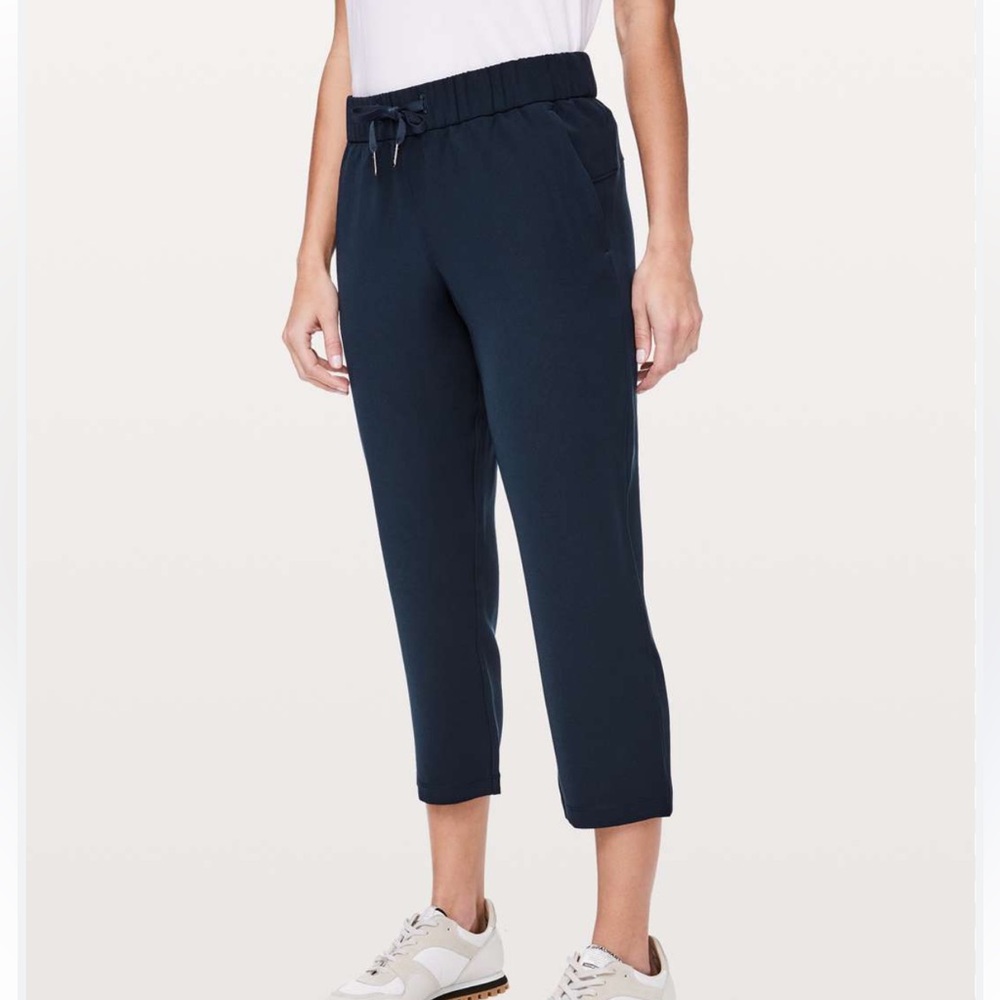 Lululemon On The Fly Crop *Woven 23" - True Navy